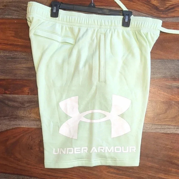 UNDER Armour men's green shorts - Picture 2 of 6